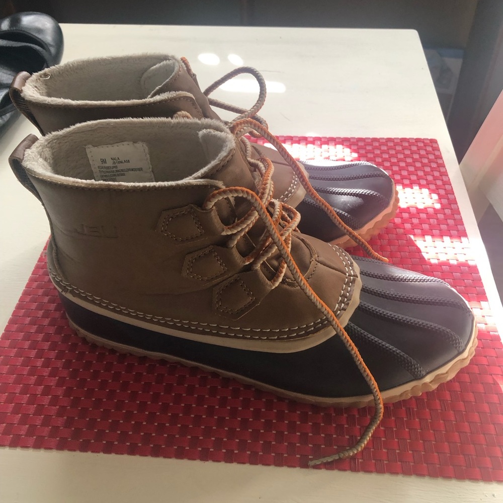 JBU Rain boots size 9